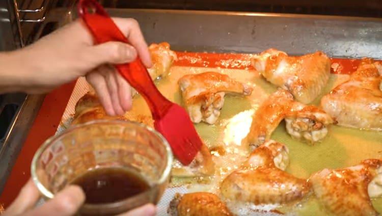 Lubricate the wings with the obtained glaze and make it rosy.