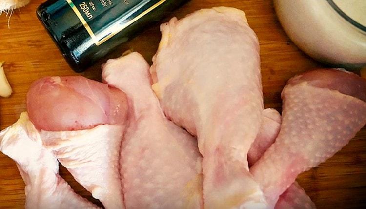 We wash the chicken drumsticks, dry with paper towels.