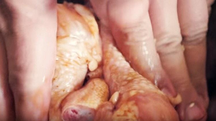 Put the shins in the marinade, mix and leave to marinate.