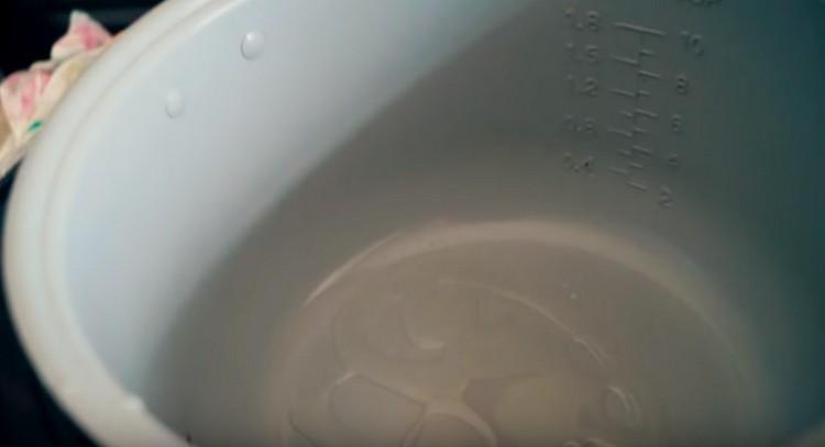 Pour vegetable oil into the multicooker.