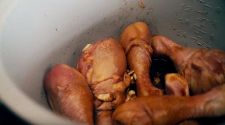 Add all the previously prepared marinade and cook the legs for another half hour.
