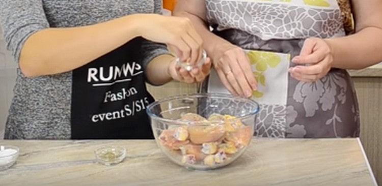 Add salt, garlic to the legs and mix.