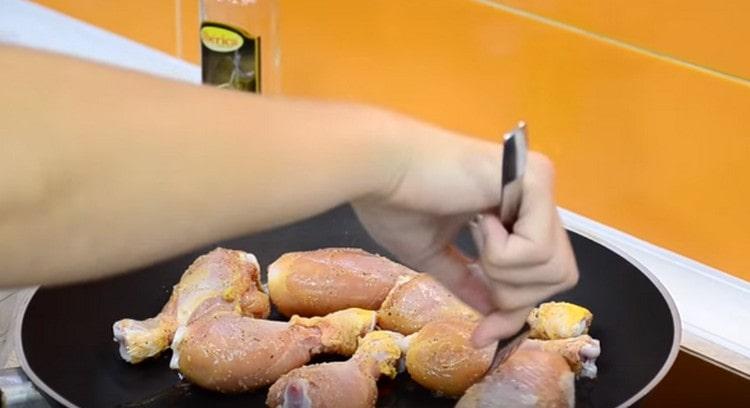 Spread the legs in a pan and fry.