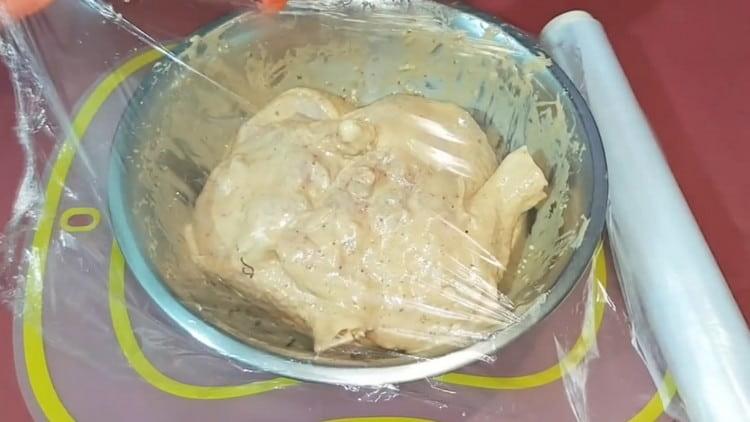 Cover the bowl with chicken legs with cling film and leave to marinate.