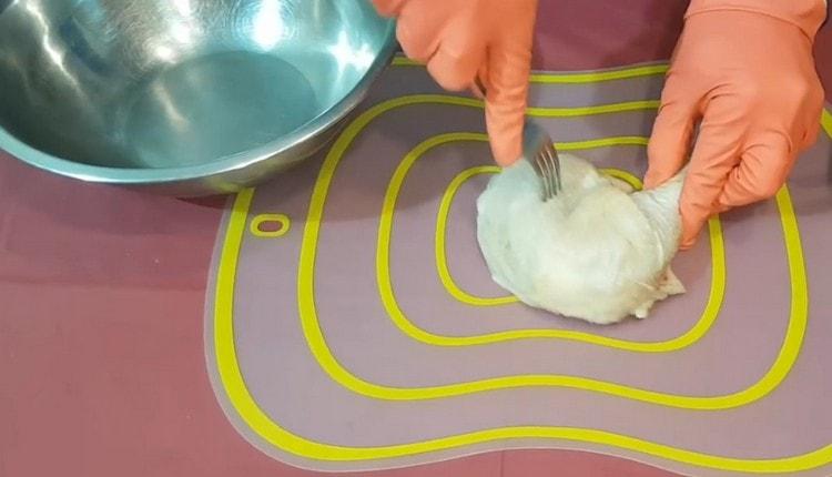 The legs are cleaned of excess fat, pricked with a fork, so that later they are better marinated.