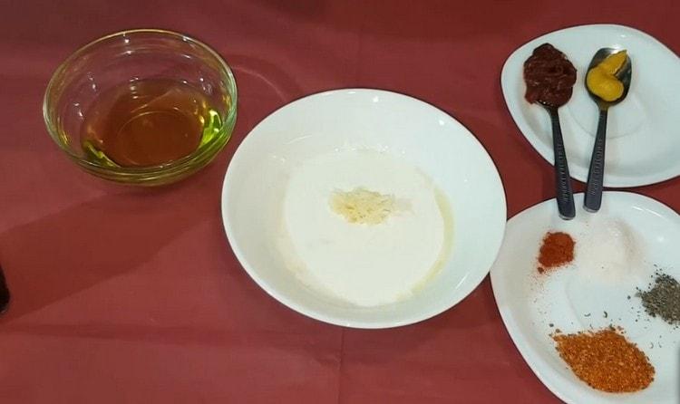 Add the grated garlic to the sour cream.