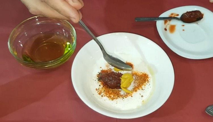 We spread a spoonful of mustard and ketchup.