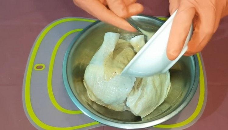 Stir the sauce and pour the legs.