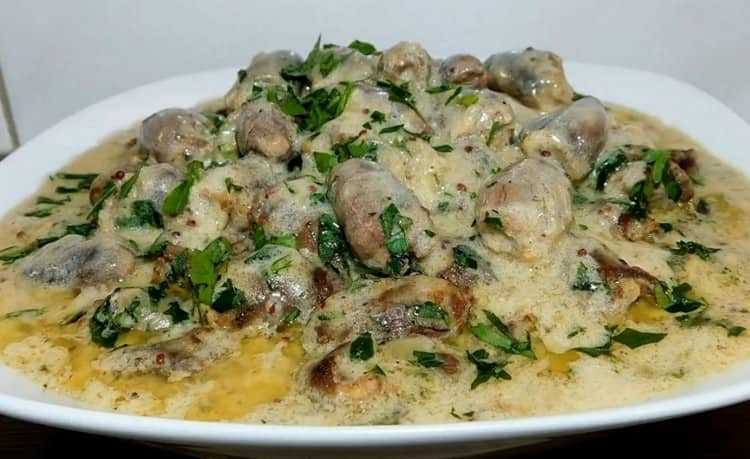 Such chicken hearts in sour cream perfectly complement a variety of side dishes.