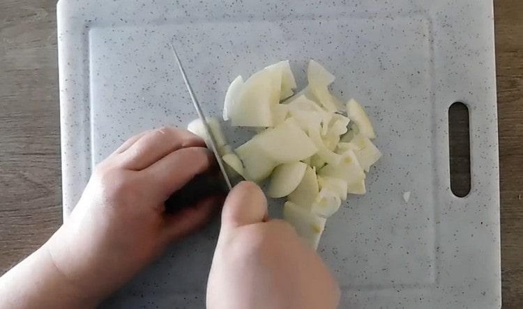 Chop the onion into quarter rings.