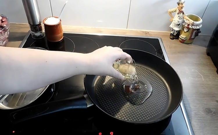 We heat the pan, pour the vegetable oil.