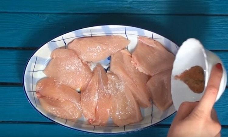 Sprinkle the fillet with salt and spices to your liking.