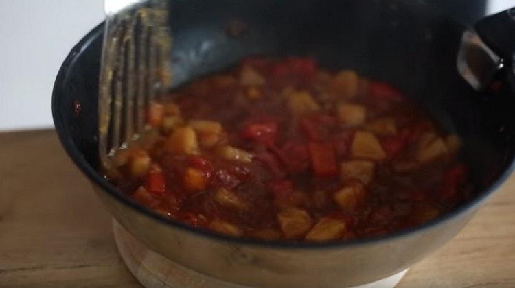 Once the sauce has thickened, remove the pan from the stove.