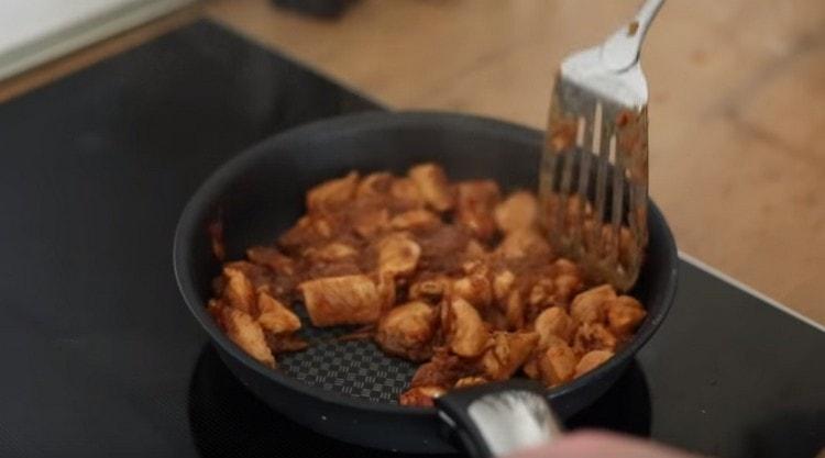 We send the chicken to a separate pan and fry for several minutes until cooked.