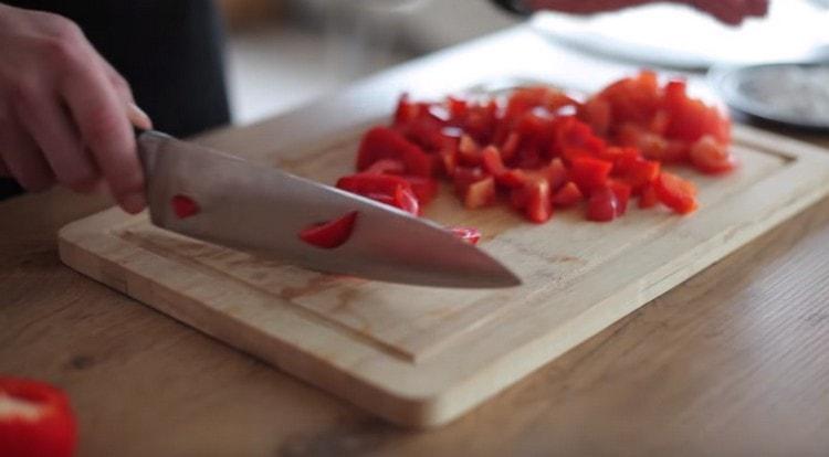 Cut the tomato and bell pepper into small pieces.