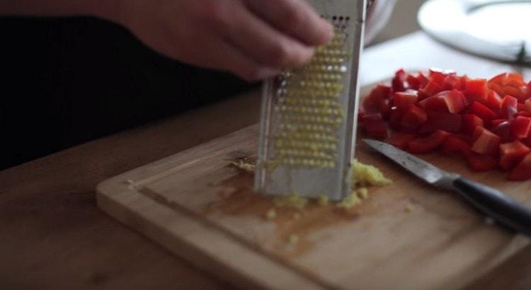 on a fine grater we rub the peeled ginger root.