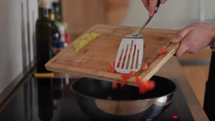 We send tomatoes to the pepper along with ginger.