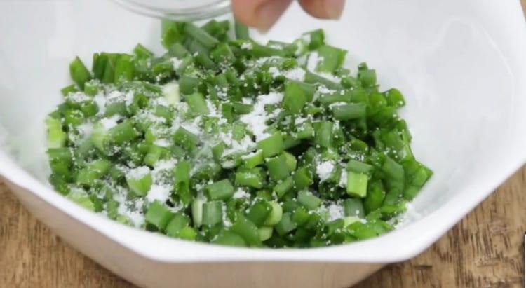 Grind the feathers of green onions, add salt to them.