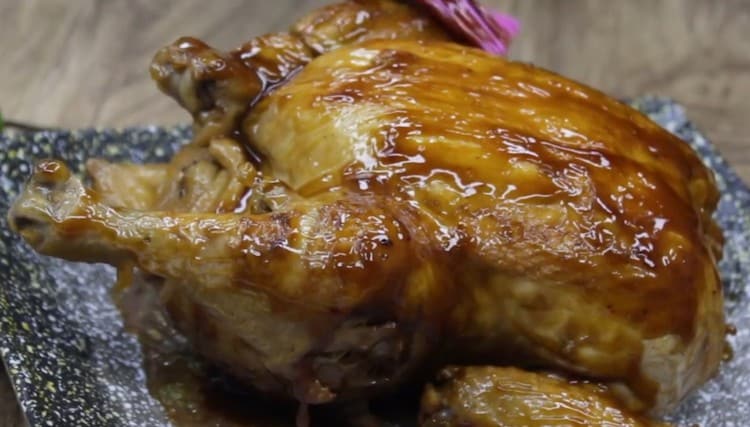 We transfer the chicken to the dish and grease the remaining sauce from the pan.