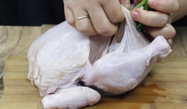 Put the feathers of green onions inside the carcass.