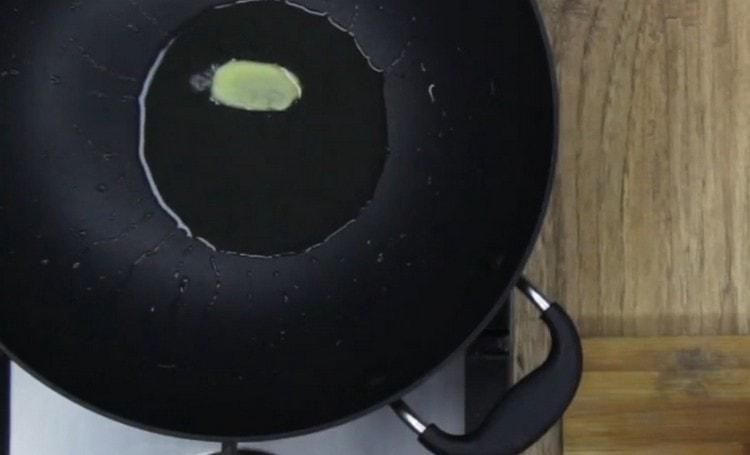 Preheat a frying pan with vegetable oil and a slice of ginger.