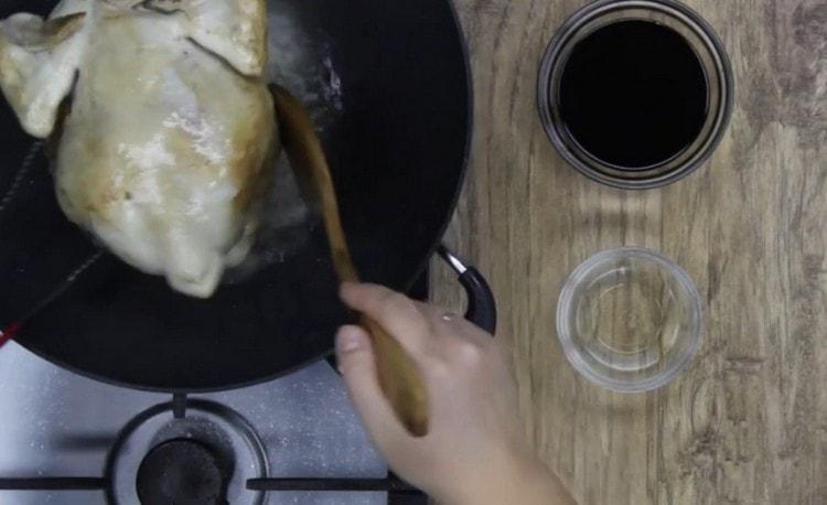 On both sides, fry the chicken until golden brown.