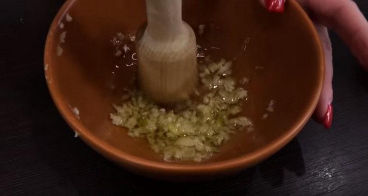 Add olive oil to the garlic, mix.