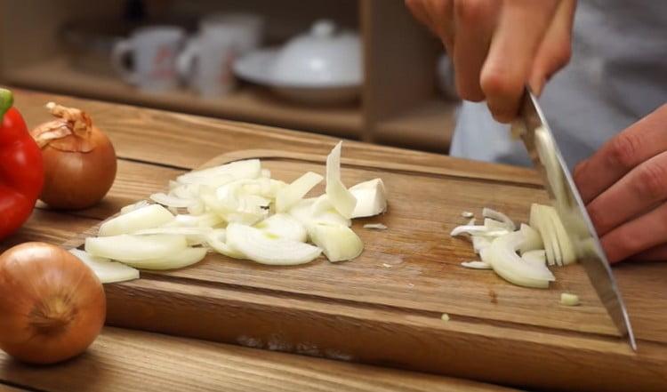 We cut the onion into thin half rings.