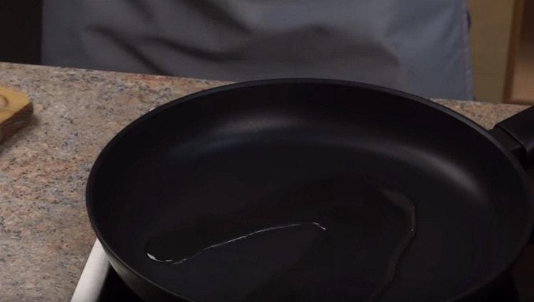 We heat the pan, pour the vegetable oil.
