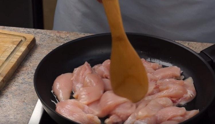 We spread the chicken in a pan.