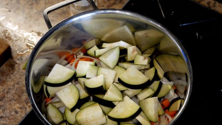 Add the eggplant sliced in large pieces to the pan.