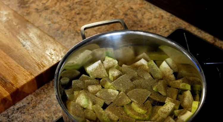 Add seasoning residues, salt.