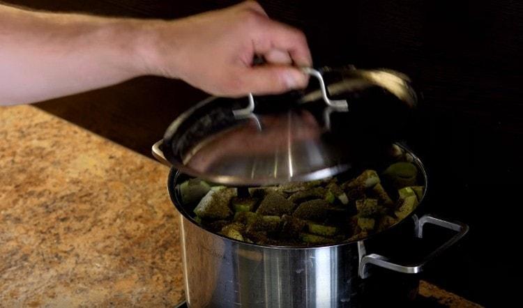 We cover the pan with a lid and leave the dish to stew.