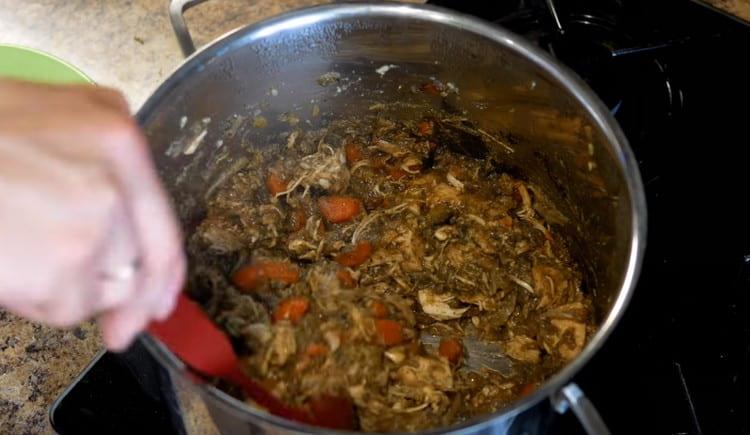 Chicken stewed with vegetables is ready.
