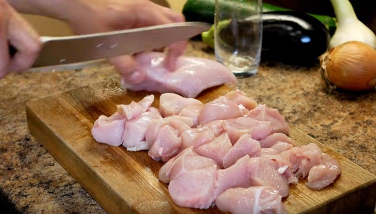 Cut the chicken into slices.