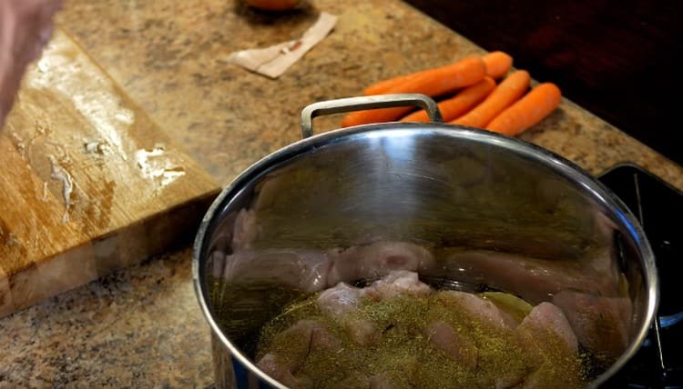 Add the seasoning of hops-suneli.