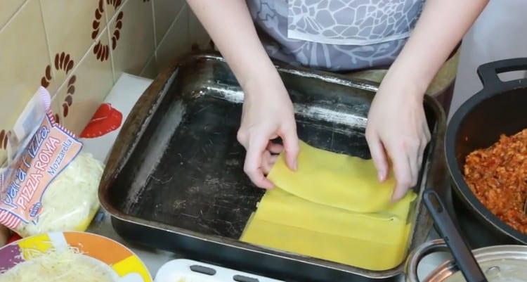 Having greased the bottom of the form with olive oil, we spread the sheets of lasagna on it.