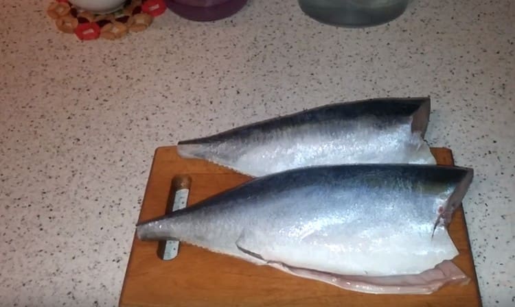 We clean the lacedro, gutting, rinsing.