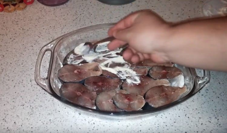 We add fish and grease with mayonnaise.