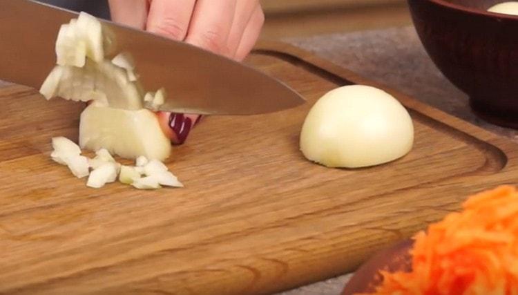 Finely chop the onion.