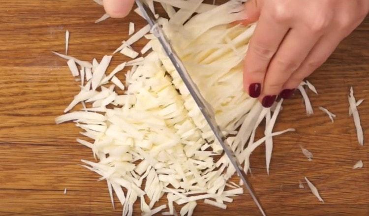 Cut the cabbage into small pieces.