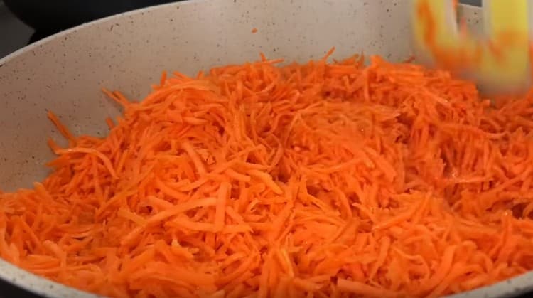 We spread the carrots in the pan, simmer until tender.