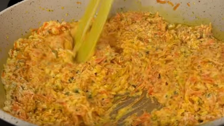 Mix the gravy well and simmer.