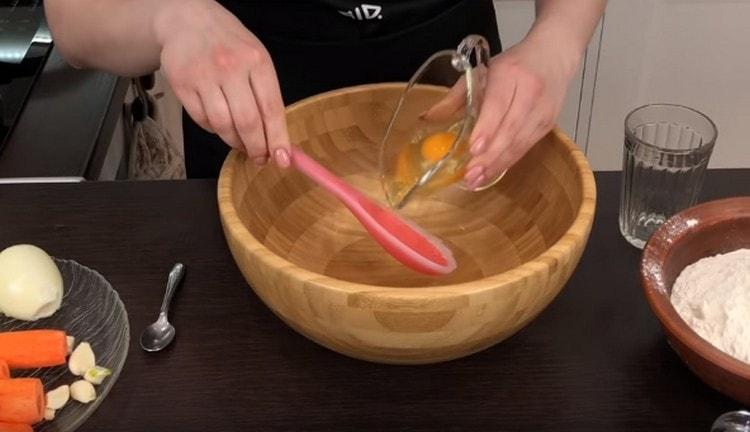 For the test, combine the water with the egg, mix.