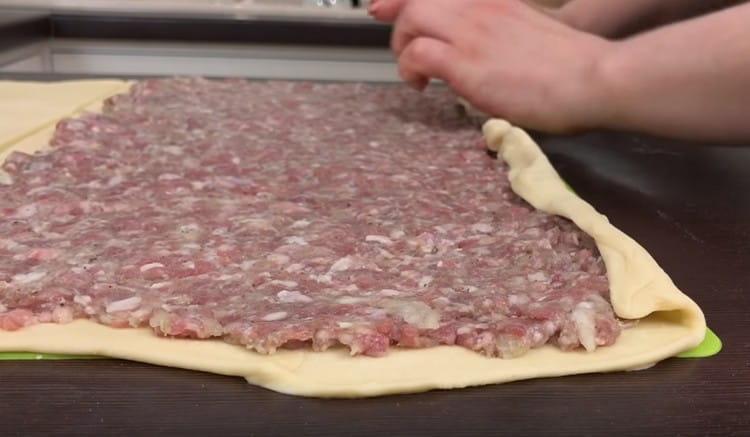 Gently roll the dough roll.