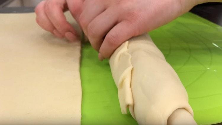 It is important to pinch the edges of the roll well so that the stuffing does not fall out.