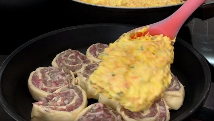 We spread the blanks in a separate pan, distribute the gravy on top.