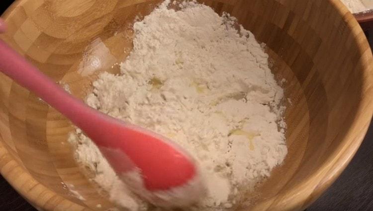 We introduce flour into the water in parts.