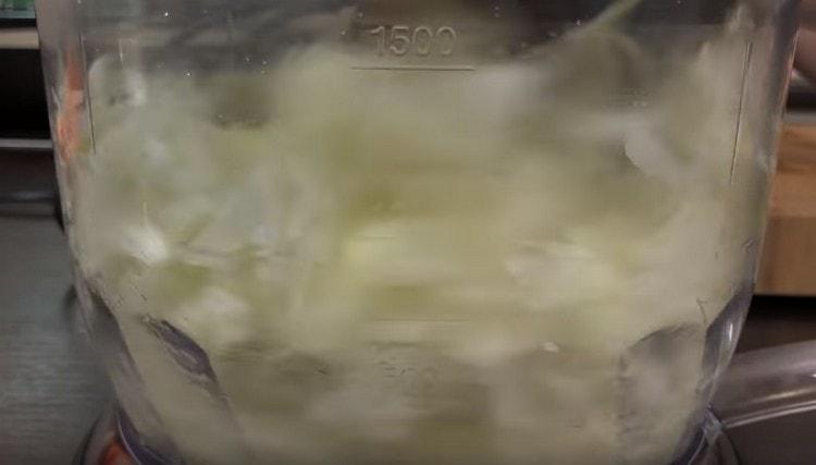 Chop or chop the onion in a blender.