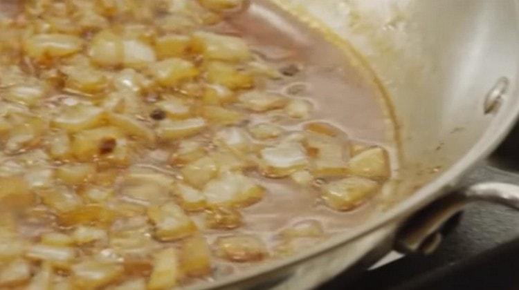 Bring the broth with onions to a boil.